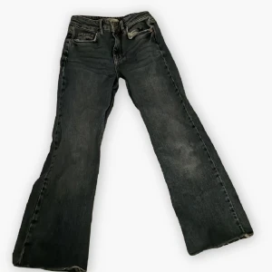 Jeans  - Ett par jeans! De ser gråare ut på första bilden men andra bilden visar  en mer realistisk bild av färgen. De är för små så kan tyvär inte skicka bild på 