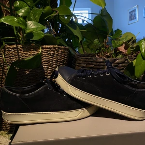 Lanvin Patent Cap Toe Sneakers Navy Blue - Hej, säljer ett par Lanvin Cap Toe sneakers i marinblå. Storlek 7 vilket motsvarar 42/43. Nypris runt 4000kr. De är duktigt använda men har fortfarande kvar att ge. Finns fler bilder på flaws i DM. Hör av er vid intresse.