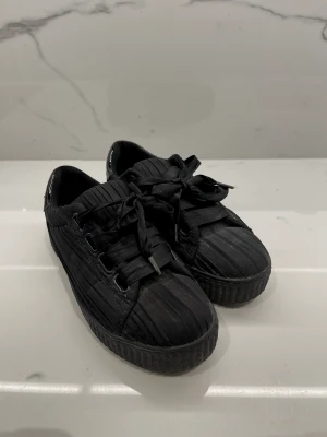 Sneakers  - Jättefina sneakers i storlek 38 från Vero Moda. Endast använda ett par gånger. Hämtas i Lund eller skickas om köparen står för frakten 😄