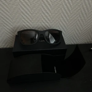 Prada Solglasögon - Säljer nu dessa då de inte används längre. Fodral låda och allt finns kvar. Fler bilder finns och pris kan diskuteras.