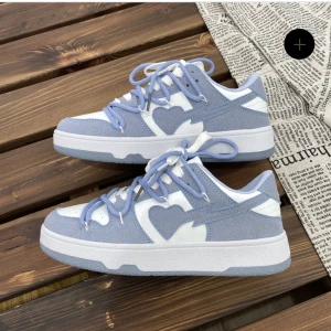 Heart sneakers - Säljer dessa coola sneakers med hjärttryck från märket ByKenza i storlek 38. Aldrig använda pga lite för små för mig  