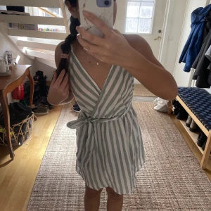 Klänning - Säljer denna jätte gulliga klänningen! Så skön till sommaren! Säljer pågrund av att den tyvärr inte kommit till användning! 💕🌸