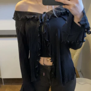 Blus/ topp - Jättecool blus / topp passar perfekt till sommaren. Den är köpt secondhand å det står ingen storlek men skulle gissa på M. Skriv för frågor eller fler bilder!