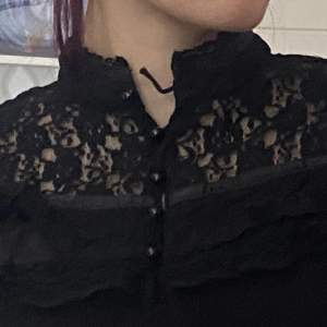 Sjukt cool och vacker svart gothic mesh tröja med spets. En knapp är trasig går att lösa lätt, skriv så löser jag det