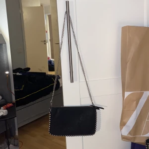 Zara väska  - Säljer denna trendiga zara väskan. Bandet är dock lite kortare än ,,vanligt” men inte super kort. Den är köpt här på Plick o är i okej skick därför säljer jag för lite lägre pris ❤️super fin