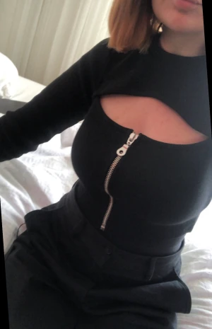 Top överdel  - Top /överdel från the ragged priest. Sjukt bra kvalité på plagget och bra skick. Det är storlek large men den är mer medium (jag är medium). 