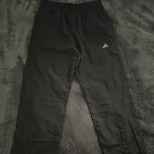 Adidas byxor - Storlek XS men passar S och M 10/10 kvalite har aldrig använt dom och för små nu Pris kan diskuteras i dm