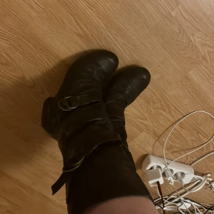 Vintage boots! - Hittades i mammas garderob och kommer inte till användning:/ Står inget märke i dom
