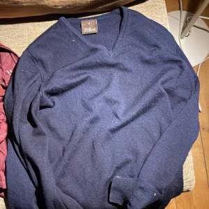 Snygg tröja i Storlek M. Säljes pågrund av att den är för liten