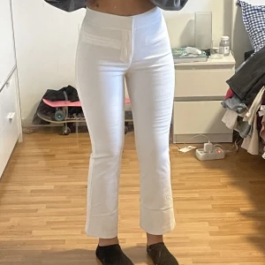 Vita kostym byxor  - Vita fina kostymbyxor, tunn så perfekt till sommaren. Har endast haft på mig dom till bilden ☺️