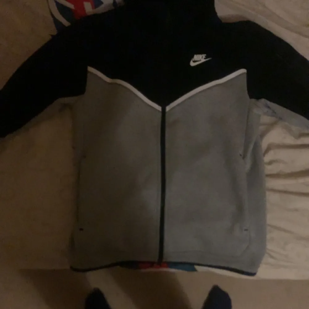 Säljer min nike tech fleece zip tröja som är princip nyskick. Det köptes på  zalando som en present men som inte passar mig. Det är storlek S kvitto 🧾 medföljer. Nypris 1349kr mitt pris1100 kr. Kan levereras eller fraktas mot köparens bekostnad. Hoodies.