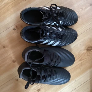 Fotbollsskor  - 2 par adidas fotbollsskor i fint skick.  De med vita sträck-45kr/strl 35-36 (använda), de andra som är helt svarta har bara prövats- 70kr/ strl 34-35,5. Säljer pga för små! ❤️⚽️⚽️