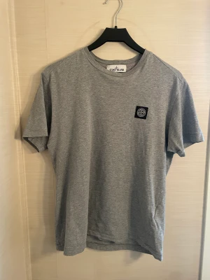 Stone Island T-Shirt (Grå) - Skick: 9/10 Storlek: M Väldigt fin och bra använd T-Shirt Nypris runt 1,8