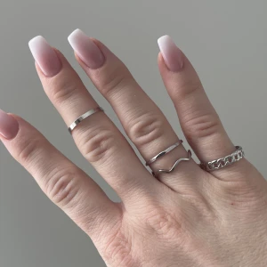 4 ringar💎 - Fyra matchande ringar för 65:- 💎💎💎(dvs ca 16:-/st men säljs som paket)  Storlek 1,7 cm men den vågiga är justerbar❣️ Frakt: 15:- med brev och betalning via swish, vill du hellre köpa via plick så skriv i PM, men då blir frakten dyrare❤️