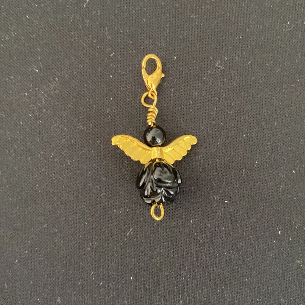 Ett gulligt Halsbandshänge i form av en ängel. Guldetaljer och gjord av onyx, en sten för framgång 💕 helt nytt skick och utan skador 🫶. Accessoarer.