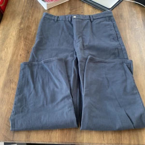 Weekday byxor - Baggy blåa weekday byxor