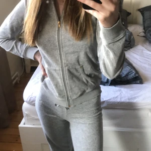 Mjukis Sätt - Ett jätte skönt och gulligt mjukis sätt från Ginatricot. Tröjan är i st M och byxorna är i st xs. Säljer pga kommer inte till användning.