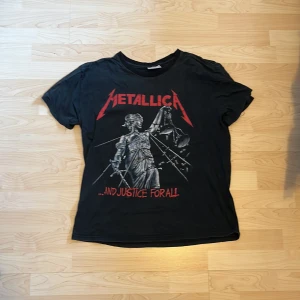 Metallica tröja  - Metallica tröja som är köpt på secondhand, används ej och har inte blivit använd mer än 2 gånger! Storlek XXL men mer som en S-M