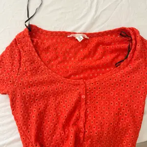 En röd tröja från hm som inte passar mig längre den är ganska liten i storleken så om du har S i tröjor skulle du kunna ha denna❤️