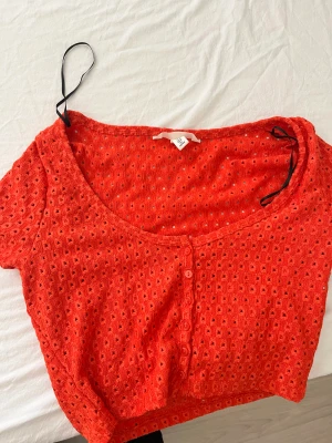 Tröja från hm röd❤️ - En röd tröja från hm som inte passar mig längre den är ganska liten i storleken så om du har S i tröjor skulle du kunna ha denna❤️