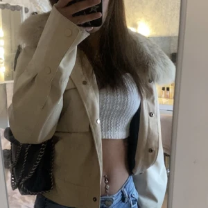 Meotine jacka  - Min älskade meotine jacka som jag säljer nu ganska billigt, just pågrund av att den inte kommer till användning och vill att den kommer till någon nytta. Den är tvättad och redo att skickas iväg!  FÖRST DEN TILL KVARN. 