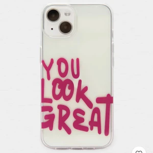 Mobilskal  - Säljer detta as balla iPhone skal från Pull & Bear då jag råkade köpa fel storlek. För iPhone 12 och 12 Pro💕