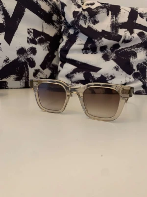 Chimi Solglasögon - Säljer nu mina chimis i den populära modellen 04 och färgen Ecru. Har köpt ett par nya o därför kommer dessa ej till användning längre 💖De har inga defekter eller liknande , nypris 1200☺️