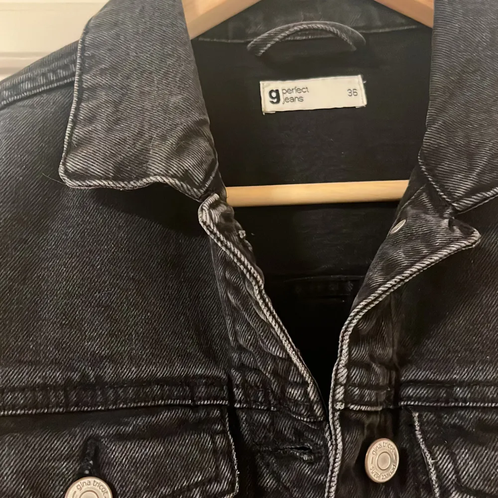 En grå/svart jeansjacka från Gina Tricot. Den är som ny, inga defekter. Perfekt nu till våren.😊. Jackor.