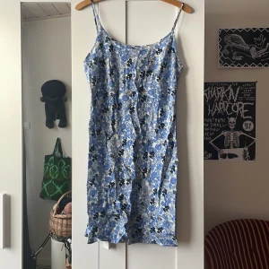 Blommig klänning  - Blåblommig klänning helt oanvänd. Mycket somring och sval. Frakt 45kr 
