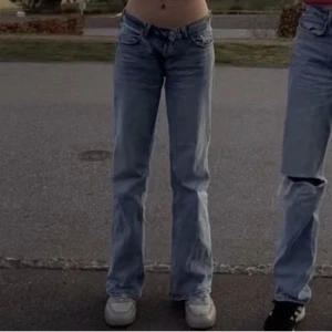 Lågmidjade jeans - Lågmidjade jeans från HM  Vet ej om de säljs längre  Midjan tvärs över:40cm Har två små hål på innersidan för att kunna sätta snöre och spänna midjan men inget som syns🙌