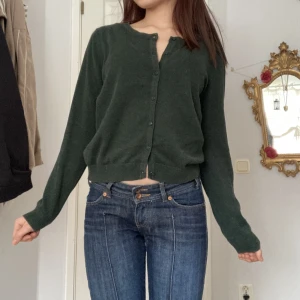 Grön button-up - Mörkgrön kofta som man kan bära som tröja eller layer med ett fint linne under<3 jag bär oftast S som referens!