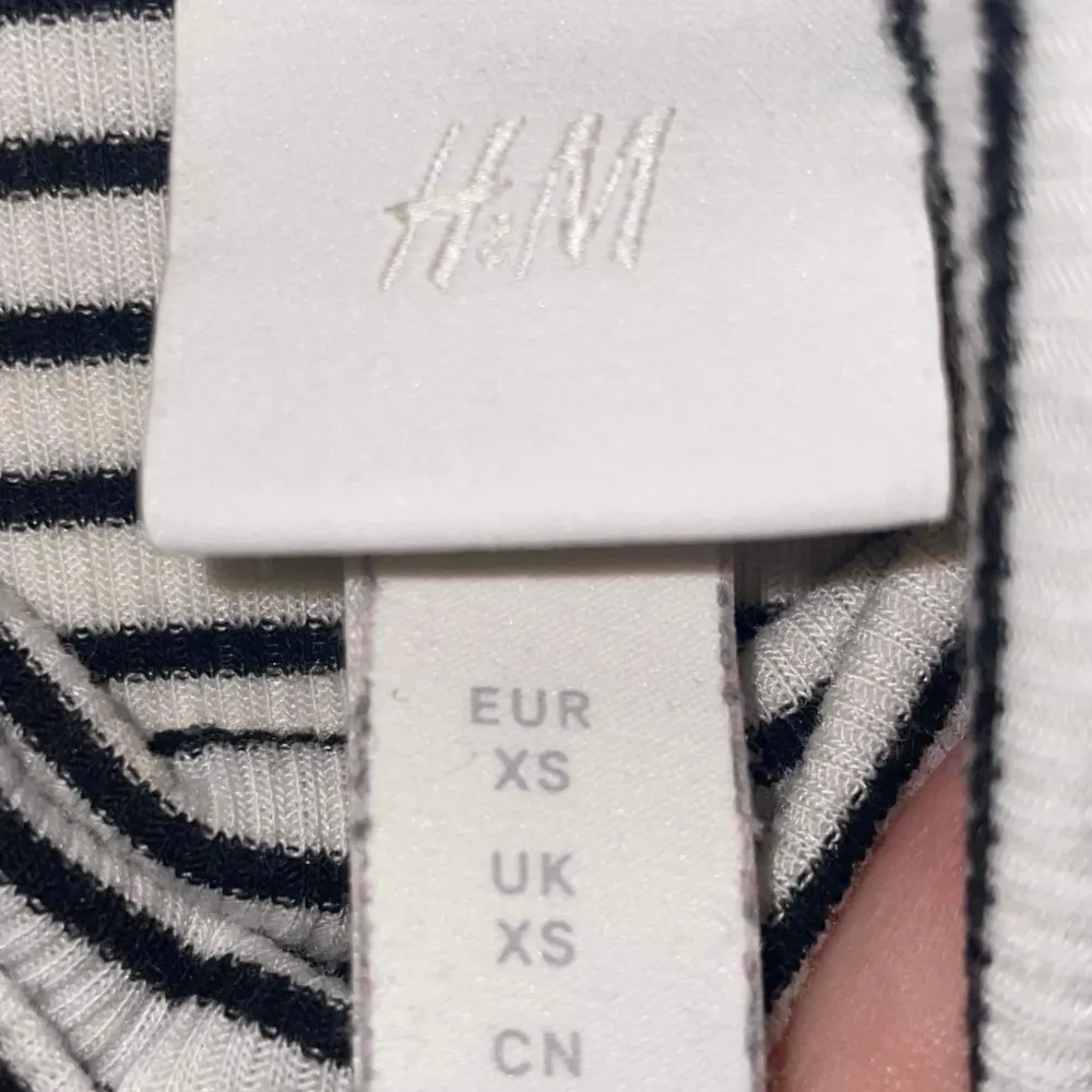 En fin och tight, randig långärmad tröja från H&M i storlek XS. Den har nästan aldrig varit använt. . Tröjor & Koftor.
