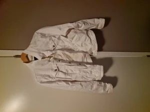 Vit jeans jacka - Vit jeans jacka sparsamt använd 