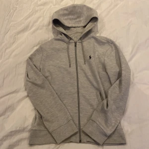 Ralph Lauren Hoodie +1 - Den klassiska ralph lauren hoodien i grå färg, tröjan är lite nopprig och har en liten fläck på vänstra ärmen (bild 2) därav priset plus den blåa hoodien med Los Angeles tryck på köpet. Nypris 1400kr.. fläcken kan säkert tas bort men har själv inte gjort.