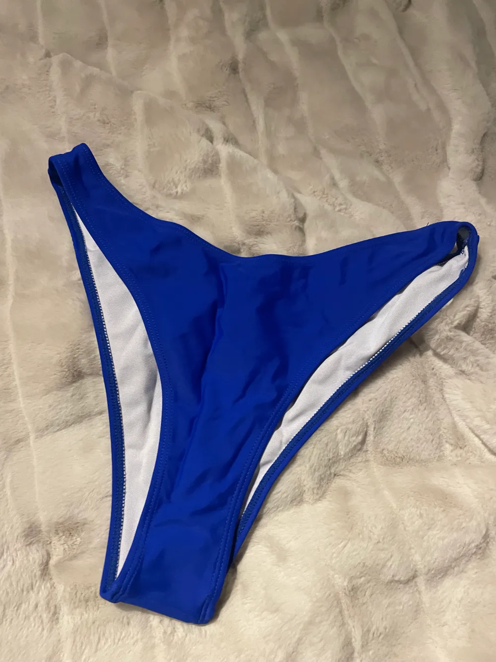 Mörkblå bikinitrosa från SHEIN. Lite för stor för mig så aldrig använd. Lappen sitter kvar! Storlek S. Övrigt.