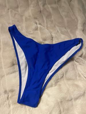Mörkblå bikinitrosa från SHEIN. Lite för stor för mig så aldrig använd. Lappen sitter kvar! Storlek S