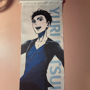 Yuri on Ice wallscroll - Yuri on Ice banner/wallscroll.  Ca 40cm lång. Kan skicka fler bilder om önskas.  Tar endast swish.