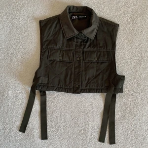 ZARA QUILTAD MILLITÄRGRÖN VÄST - Så jävla ball väst från ZARA. Quiltad och croppad modell med snyggt hängande band för den häftiga looken. Går att ha ”öppen” med uppknäppta knappar på respektive sida. Den här är en favorit, som jag kallar Leif GW västen och håller den väldigt kärt💖