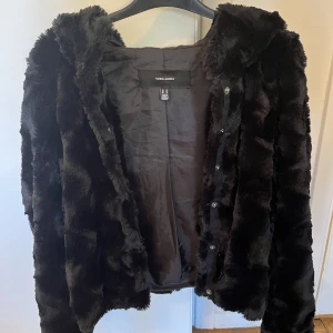 Pälsjacka - En jätte fin svart pälsjacka. Den är helt oanvänd. Storlek Xs men passar även S/M