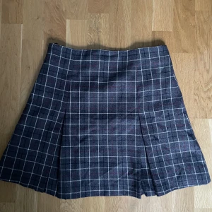 Kjol - Rutig kjol i fint skick. Med dragkedja som sitter på sidan.
