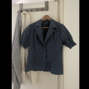 Blå topp - En blå skjort liknande topp i bra skick💗skulle säga att den passar både s och m