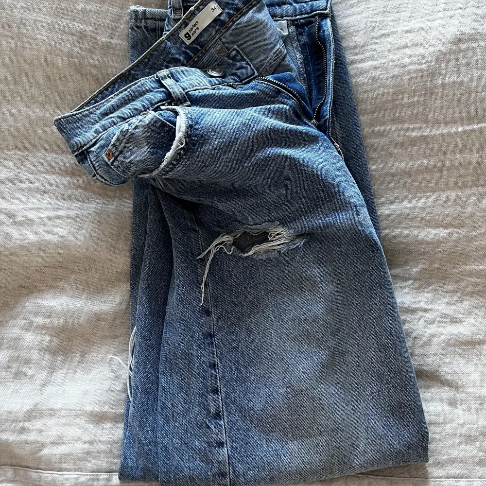 Säljer mina jättefina jeans från Gina Tricot då de inte riktigt är min stil längre. 💗De är mid waisted och är i nyskick då jag bara använt dem ca 4-5 ggr. Storlek 34 (Xs-S) Nypris: 599 kr mitt pris: 250 kr🫶🏼❤️pris kan såklart diskuteras💗. Jeans & Byxor.