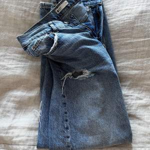 Säljer mina jättefina jeans från Gina Tricot då de inte riktigt är min stil längre. 💗De är mid waisted och är i nyskick då jag bara använt dem ca 4-5 ggr. Storlek 34 (Xs-S) Nypris: 599 kr mitt pris: 250 kr🫶🏼❤️pris kan såklart diskuteras💗