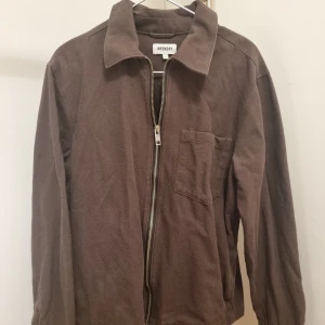 Brun jacka från Weekday - Brun jacka/overshirt från Weekday i storlek S. Sparsamt använd