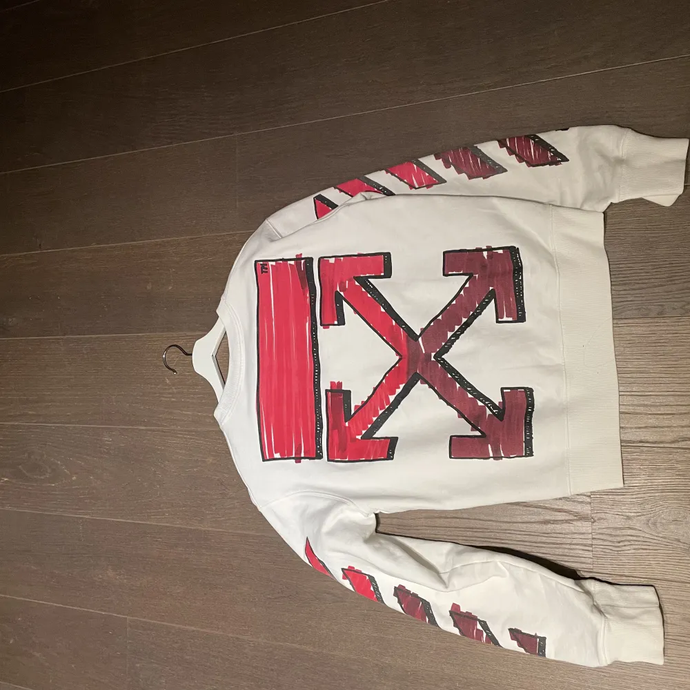 En mycket fin off white sweatshirt köpt på kicksnstuff i Göteborg  Skick 10/10 Köpte den för 3500. Tröjor & Koftor.