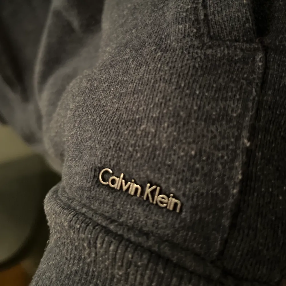En sjysst Calvin Klein tröja med dragkedja som är köpt för drygt 1 år sen och har används 10+ gånger som jag nu vill sälja pga lite användning. Tröjor & Koftor.