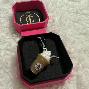 Berlock från Juicy Couture - Världens sötaste frappe berlock från Juicy Couture. 🥹 ❌Kolla gärna även in mina andra annonser för fler Juicy Couture berlocker! ❌