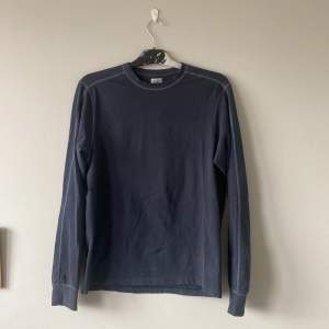 Otroligt skön vintage(?) longsleeve från CP Company, köpt second hand i Italien. Tyget är stretchy och väldigt mjukt o skönt! Känns som bommul, tvättlappen är ganska faded så inte säker. Skriv gärna om frågor eller bilder, pris kan diskuteras!