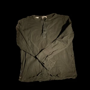 Grön tröja - Fin tröja, inte jättetunn men inte allt för tjock :) Ger en fin ”fairycore” vibe. Används sällan men är i fint skick! Frakten blir 80 kr, så totalt 120!! *TRYCK INTE KÖP NU*