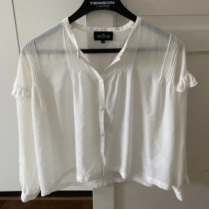 Blus  - Jättefin blus, köpt i danmark och i nyskick knappt använd💕